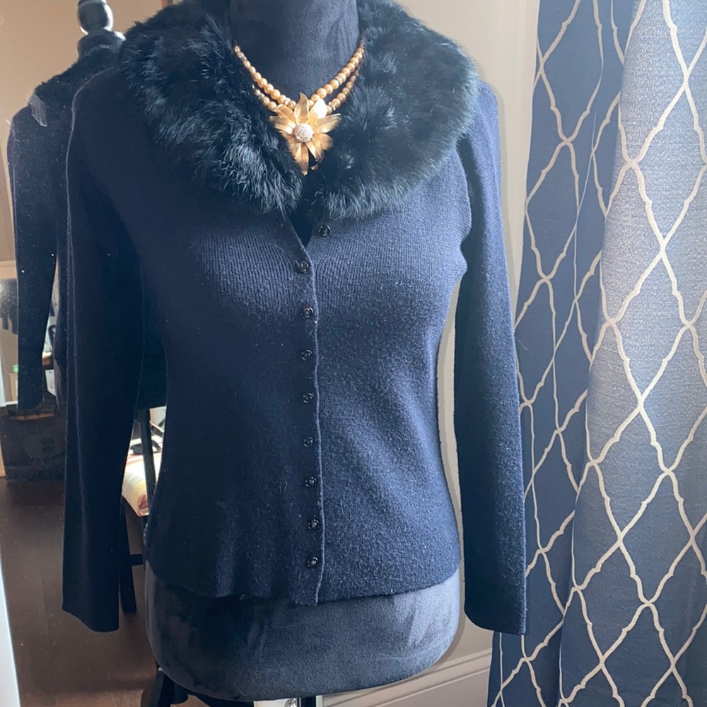 Black sweater with detachable rabbit fur collar. - P/S